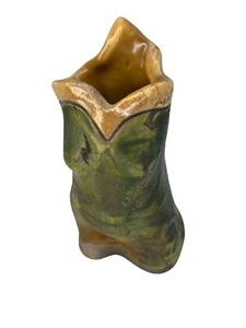 Jarrón pequeño de cerámica artística verde metálico mujer desnuda soporte para fósforos - Imagen 1 de 9