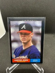 2024 Topps Archives Black Foil Parallel #71 Chipper Jones - Atlanta Braves - Bild 1 von 2