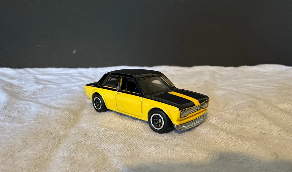 风火轮黄色 Datsun Bluebird 510 展示盒独家散装汽车 — 第 1/3 张图片