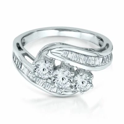 Anillo de diamantes naturales de tres piedras de 1 1/4 quilates en oro blanco de 10 k Foto 1 de 4