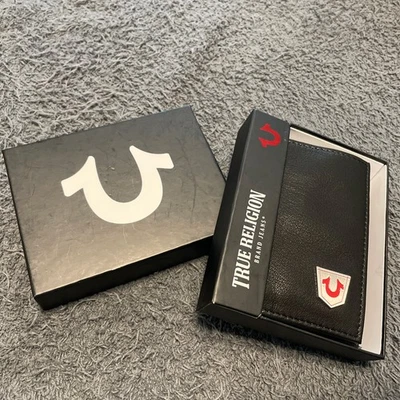 Cartera True Religion Para Hombres Cuero Genuino Negra Doble Plegable RFID Tr Rojo Logo Nueva con Etiquetas Foto 1 de 4