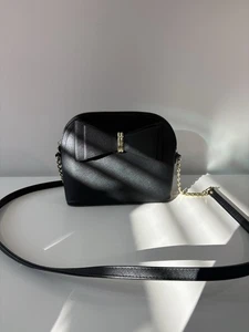 betsey johnson Umhängetasche schwarz mit Doppelschleife - Bild 1 von 5
