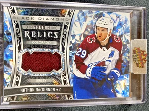 Nathan MacKinnon 2022-23 Cubierta Superior Negro Diamante Mina Reliquia Colorado -Un Toque - Imagen 1 de 2