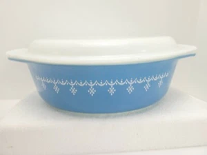 PYREX 045 Blue Turquoise Snowflake Garland 2 1/2 QT Oblong Casserole Dish & Lid - Picture 1 of 11