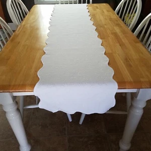 Colchas S Domingos Table Runner Quilted Look Scalloped White 74"/15" - Picture 1 of 6