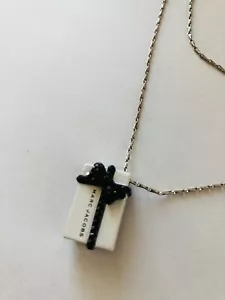 Collar Caja Regalo Cristal Blanco y Negro Tono Plata Firmado MARC JACOBS - Imagen 1 de 8