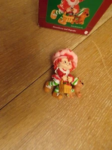 Vintage Carlton Karten duftender Erdbeer Shortcake und Pupcake 121 Weihnachtsschmuck - Bild 1 von 12