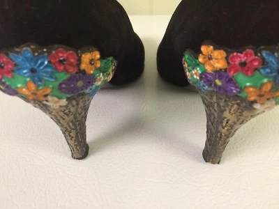 Pollini 高跟鞋 ~ 意大利制造 ~ 黑色麂皮绒 带花卉和金色贴花鞋跟 ~ 尺寸 36 — 第 1/4 张图片