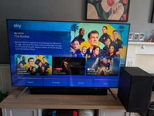 Samsung UE55AU7100K 55" 4K LED LCD Smart TV and Soundbar plus Subwoofer - Picture 1 of 8