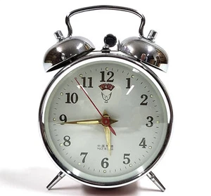 Reloj despertador doble vintage de China retro rojo no funciona AZ190 - Imagen 1 de 5