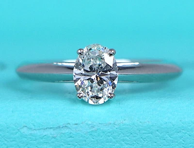 Anillo de compromiso solitario de diamantes ovalados de platino de 0,56 quilates G VS1 $6,450 Tiffany & Co Foto 1 de 4