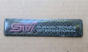 Subaru WRX STI Forester STI Fibra de Carbono Lado del Pasajero Logo Insignias Emblemas Fabricante de Equipo Original - Imagen 1 de 2