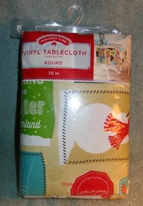 NUOVA IN CONFEZIONE HOLIDAY TIME TOVAGLIA ROTONDA VINILE 70" MULTI- PUPAZZO DI NEVE - Foto 1 di 4