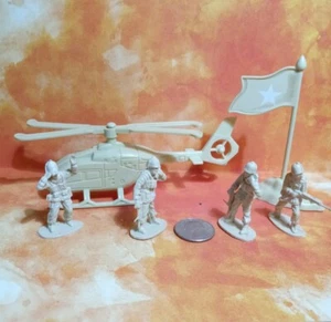 4 WWII plastic solders with flag and helicoptor. - Picture 1 of 4