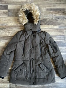 Guess Women’s Quilted Jacket Parka Size M Olive Green Full Zip Hooded Faux Fur - Picture 1 of 8