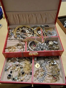 Vintage Jewelry Lot Includes Junk Broken And Wearable Box Is Included - Picture 1 of 8