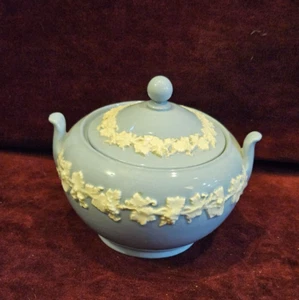 Wedgwood Etruria & Barlaston England Lidded Sugar Bowl Cream Leaves on Blue - Picture 1 of 7