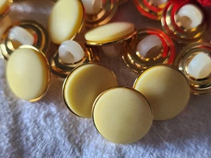 Lot 10 boutons vintage jaune mat veiné pourtour métal doré pied 1,4 cm ref 324 - Picture 1 of 2