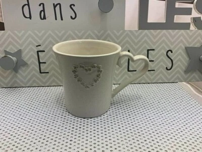 Amadéus tasse blanche céramique motif  coeur en relief anse coeur - Photo 1/3