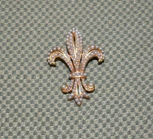 Vintage Butler & Wilson Gold Plated Faux Pearl Fleur De Lis Pin Brooch Signed - Picture 1 of 4