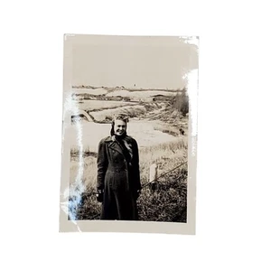 Fotografía monocromática de colección dama frente al lago congelado encontrada instantánea en blanco y negro - Imagen 1 de 4