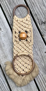 Toallero Macramé Vintage Color Marrón y Beige con Cuentas de Madera Mcm Años 70 - Imagen 1 de 6