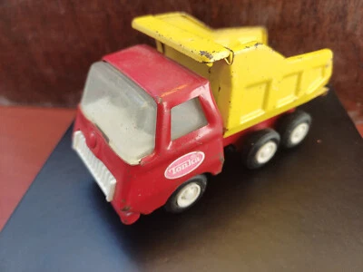 Ancien petit camion benne TONKA en tôle 12,5 cm années 70 - Photo 1/4