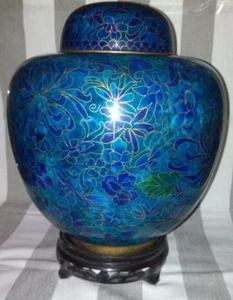 Vintage chinesische Cloisonné Champleve Emaille Vase/Urne mit Blumenmotiven & Deckel auf Sockel - Bild 1 von 9
