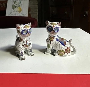 Statuine gatto cloisonné vintage metallo floreale da collezione gatto set di due Pechino - Foto 1 di 9