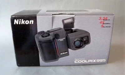 NIKON COOLPIX 995 DIGITAL CAMERA / 3.34 MP  4X OPTICAL ZOOM W/ACCESORIES / JAPAN - Image 1 of 4