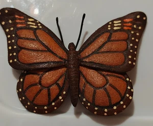 Broche prendedor artesanal de cuero en relieve BUTTERFLY, firmado - Imagen 1 de 3