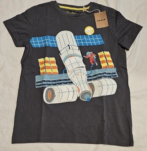 Camisa Mini Boden Space Lift Solapa Gris Satélite Nueva con Etiquetas Nueva 11-12 - Imagen 1 de 9