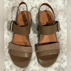 MSRP $159 Gentle Souls Giulia Two Band Wedge Sandals, Luggage Brown Size 8.5 M - Picture 1 of 4