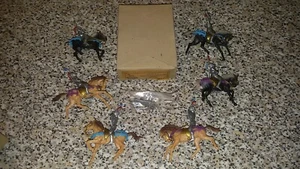 SCATOLA BOX NARDI SET COMPLETO 6 MEDIOEVALI A CAVALLO 6cm 1:35 UNIVERSAL ANNI 60 - Foto 1 di 1