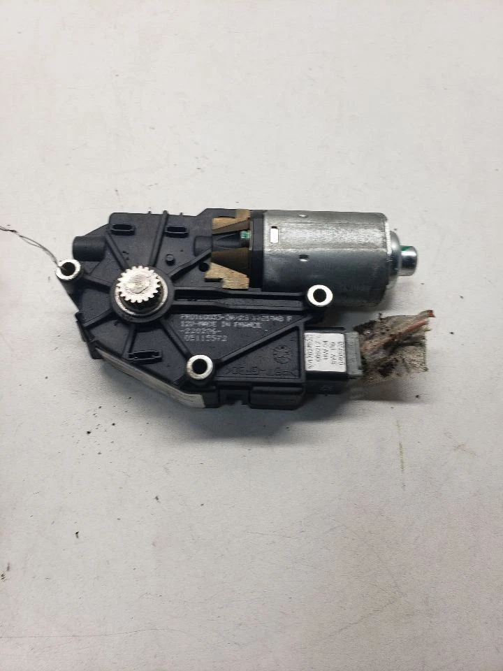 S40       2006 Roof Motor 1415567 - Image 1 of 4