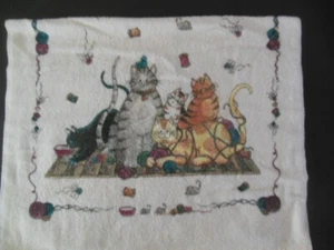 NUEVO 1 toalla de tela de felpa con un GATO, "FELINOS JUGUETONES", 17"x 28" - Imagen 1 de 2