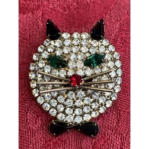 Vtg Cat Face Whiskers Rhinestones Brooch Pin Green Eyes Red Nose Black Ears 1 1/ - Imagen 1 de 5
