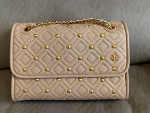 NUEVO CON ETIQUETAS BOLSO DE HOMBRO PEQUEÑO Tory Burch FLEMING STUDN en ARENA GOAN 46362 $528 auténtico - Imagen 1 de 8