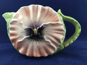 OCI Blumen Milchkännchen Stiefmütterchen grün und rosa figürlich - Bild 1 von 6