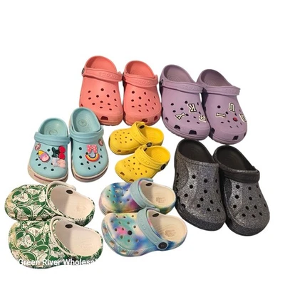 Paquete de zuecos Crocs para niños: tallas mixtas, colores, dijes Jibbitz, estilos divertidos Foto 1 de 4