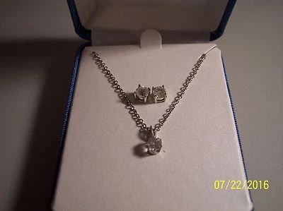 COLGANTE SOLITARIO VINTAGE PARA MUJER PLATEADO 0,50 QUILATES CIRCONITA CÚBICA PIEDRAS PRECIOSAS CON JUEGO Foto 1 de 4