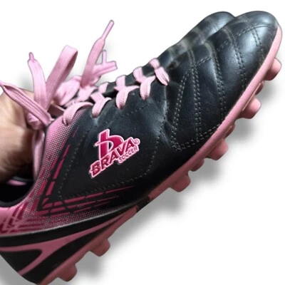 Botines de fútbol Brava Racer III para niñas zapatos de césped rosa y negro. Niñas talla 5,5 D Foto 1 de 4