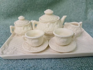 10 Stk. MINI WEISSE PORZELLAN ROSEN TEESERVICE MIT TABLETT KANNE SAHNE ZUCKERTASSEN & UNTERTASSEN - Bild 1 von 14