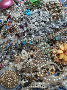 JOB LOT BROKEN VINTAGE COSTUME JEWELLERY SPARE REPAIR HARVEST CRAFTS - Imagen 1 de 5