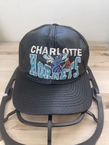 Sombrero de cuero Charlotte Hornets Pho de colección negro con cierre a presión HECHO EN EE. UU. RARO - Imagen 1 de 11