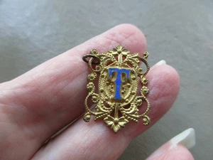 ANTIQUE VINTAGE OLD RETRO GOLD TONE ENAMEL LETTER INITIAL T FOB CHARM PENDANT UK - Picture 1 of 3