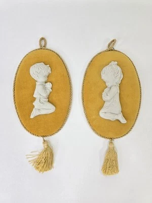 Par de placas de pared de porcelana Capodimonte de colección niña niño arrodillado rezando Italia Foto 1 de 4