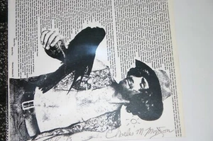 Charles Manson firma manuscrita en su página de cuentos con sobre en su escritura - Imagen 1 de 7