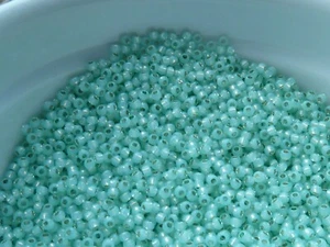 Toho kleine Perlen 11/0 - silber gefüttert milchig hell Peridot - Bild 1 von 1