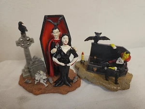 Lemax  SPOOKY TOWN   Halloween Figures (2) Count Countess-Dracula Casket - Picture 1 of 7